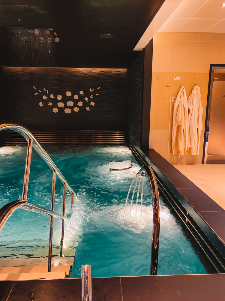 picture of jacuzzi pool on princess cruise ship